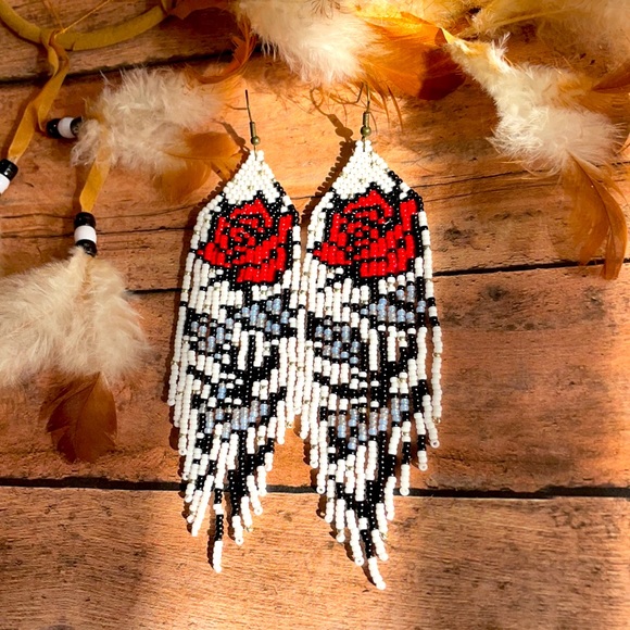 Red rose beaded earring - Picture 2 of 6